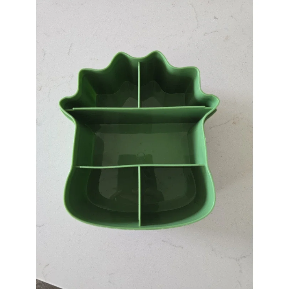 Bento box dinosaur with seal, 1 clip works.
